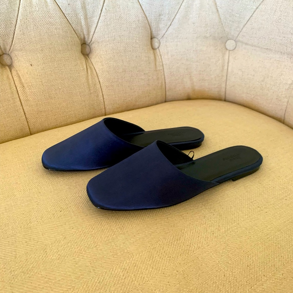 Urban outfitter fabric slipper (New without tag. )